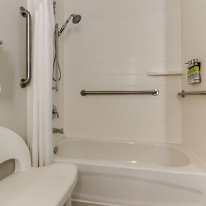 King Room Roll Shower Non-Smoking